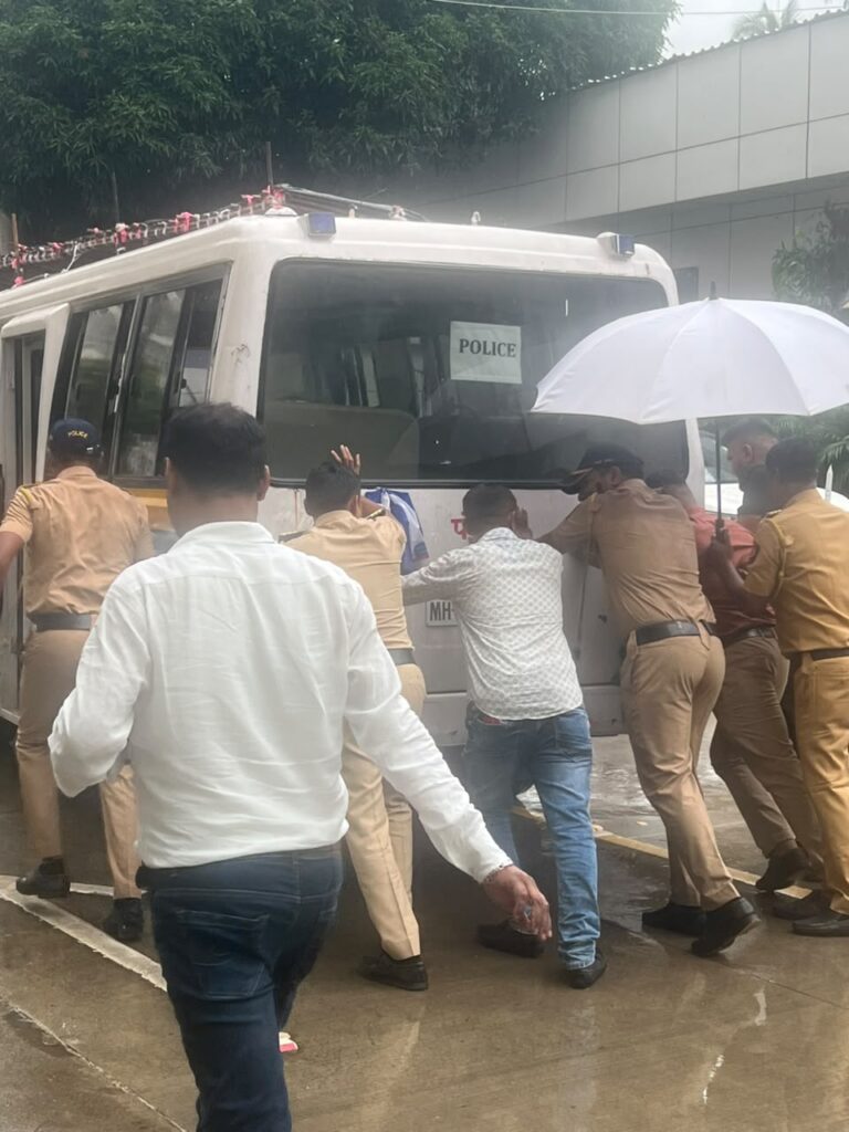 मंत्रालयासारख्या अतिसंवेदनशील ठिकाणी पोलिसांच्या गाडीला ‘दे धक्का’; गृहविभागाच्या कारभाराचे उघडे पडले धिंडवडे!
